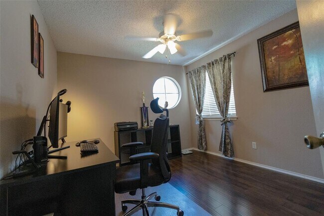 Building Photo - 3905 Lemos Dr