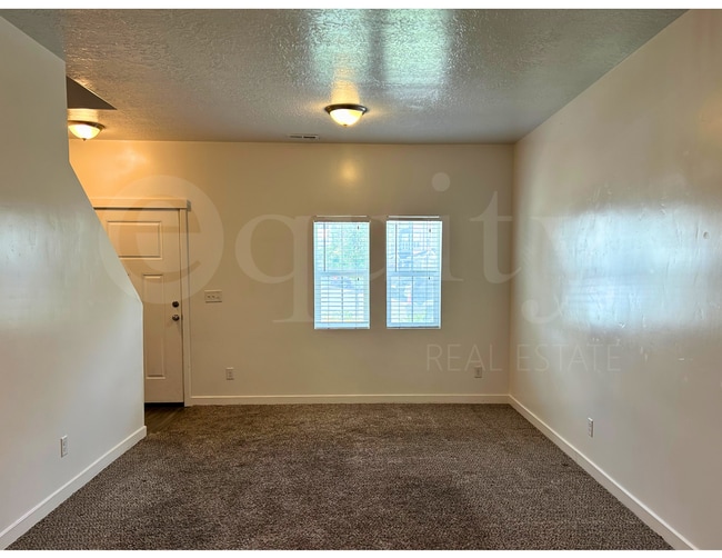 Building Photo - 674 E 380 N