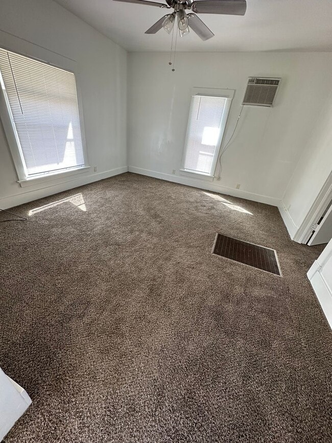 Building Photo - 1 Bedroom, 1 Bathroom House with Detached Garage