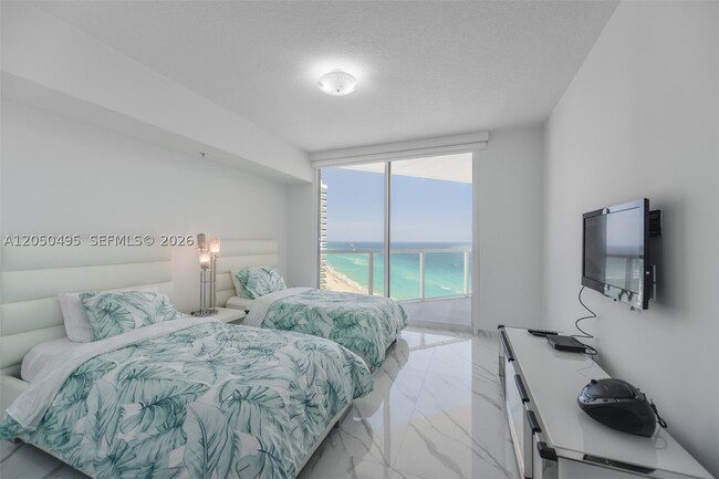 Building Photo - 16699 Collins Ave