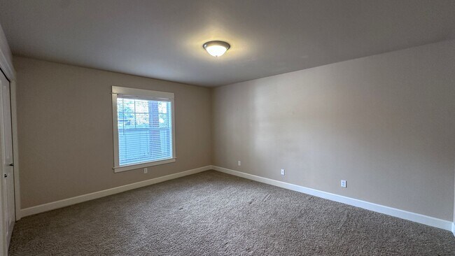 Building Photo - Sign your lease by December 31st and enjoy a $1,000 rent discount applied at move-in!