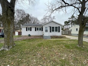 Building Photo - Five Bedroom Home in Kentwood