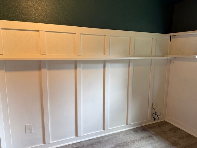 Building Photo - Lovely Single Level Rambler with Custom Finishes and Pet Friendly!