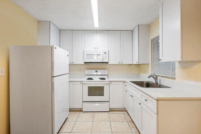 Building Photo - 9423 SW 52nd Ct