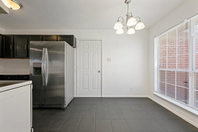 Building Photo - 4601 W Creek Cir