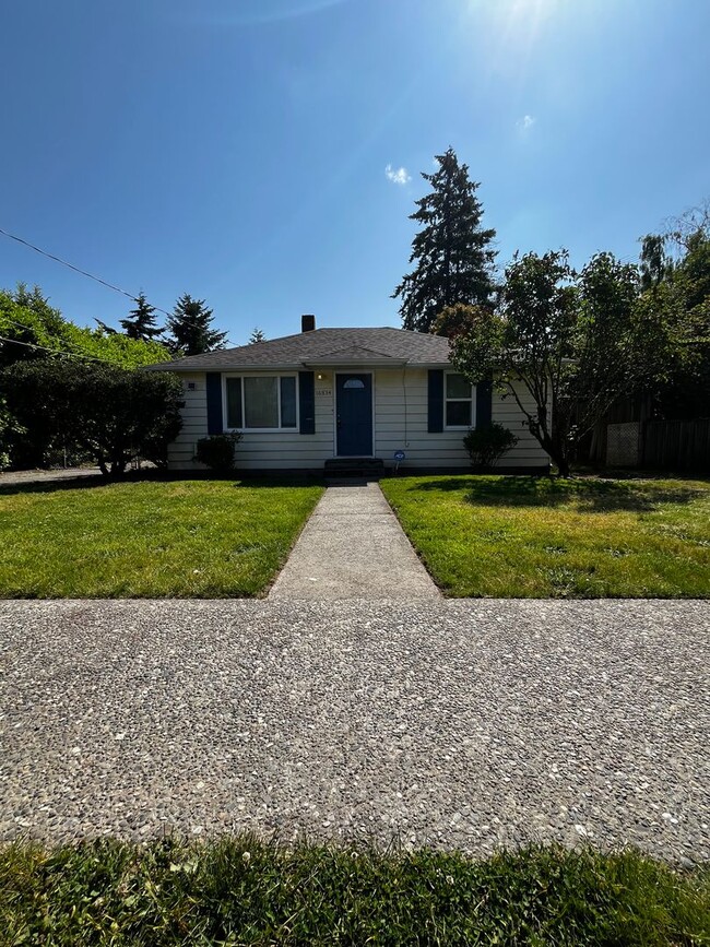 Building Photo - Fully Renovated 2 BD and 1 BA w/ detached ...