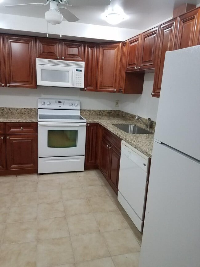 Building Photo - 480 N Laurel Dr