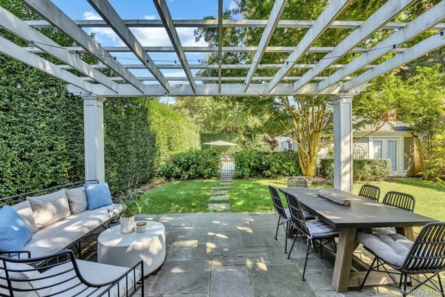 Building Photo - 10 Henry St