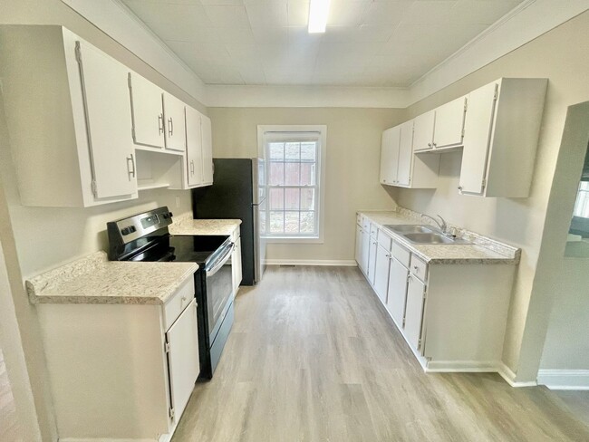 Building Photo - 1004 Highland Ave