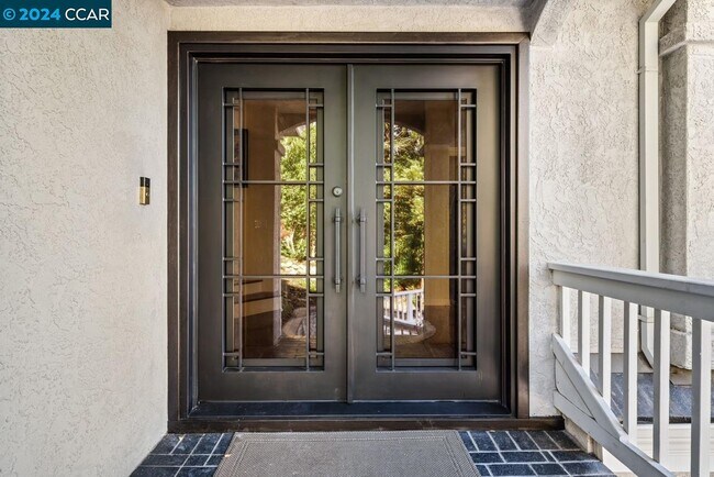 Building Photo - 3040 Stonegate Dr