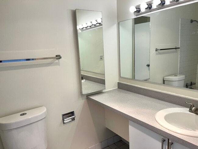 Building Photo - 230 E Ontario St