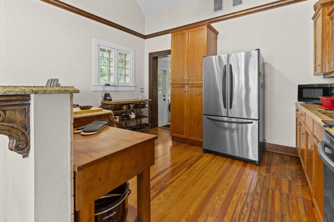 Building Photo - 204 NE 3rd Ave