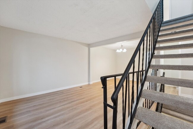 Building Photo - Adorable and Spacious Golden Townhome