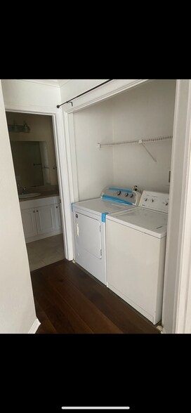 Laundry area - 3508 Paseo De Los Americanos