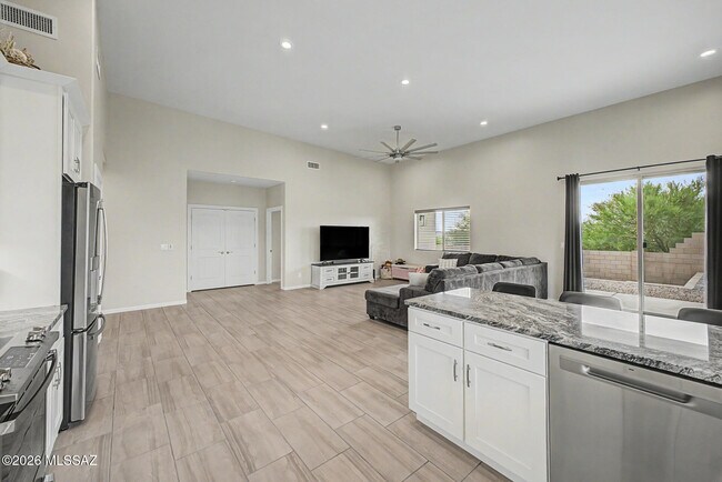 Building Photo - 208 S Montgomery Pl