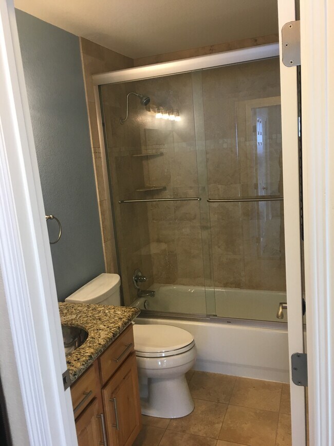 Full bathroom - 2345 N Clay St
