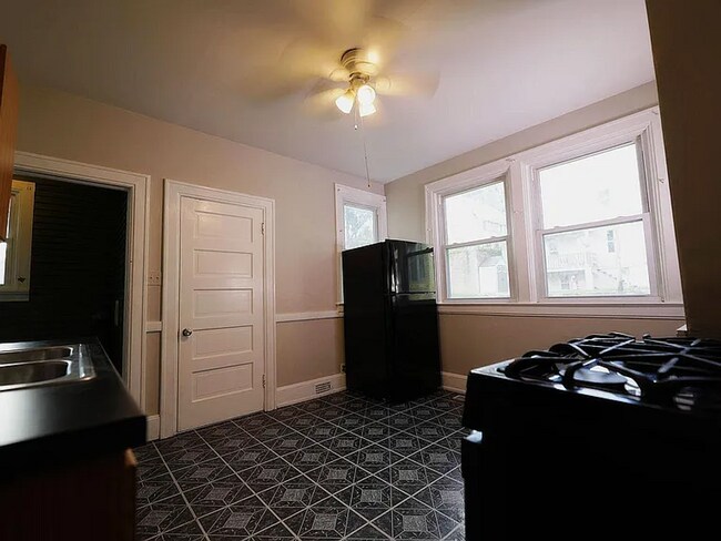 Building Photo - 910 S 25th St