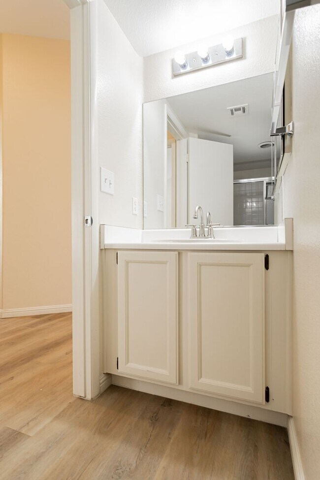 Building Photo - Remodeled 3 Bed Single Story Home