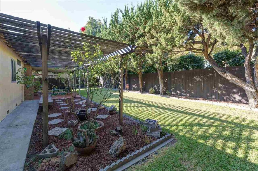 Building Photo - 5951 Hansen Dr