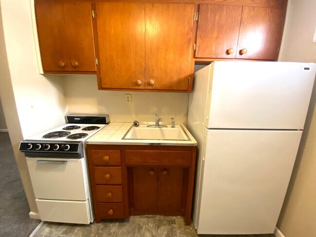 Building Photo - Gorgeous 5 Bed, 2 Bath House Near Concordia and MSUM!