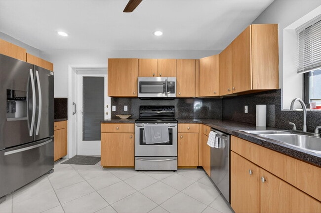 Building Photo - 870 NW 32nd Ave