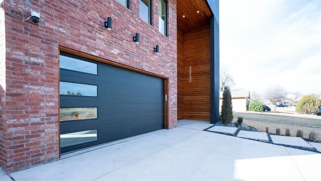 Building Photo - 605 N Idaho Ave