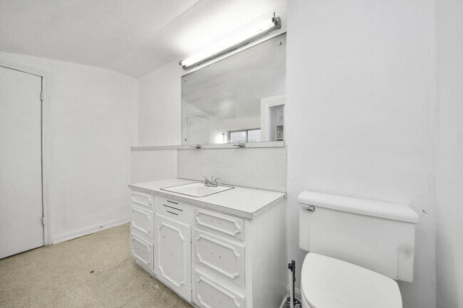 Building Photo - 5001 Glenhaven Dr