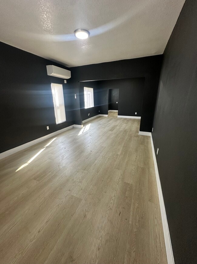 Building Photo - 248 E 54th, Los Angeles