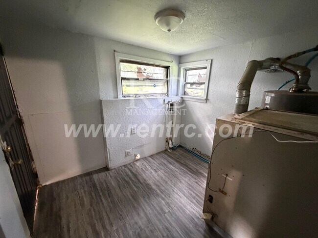 Building Photo - 102 Elmwood-