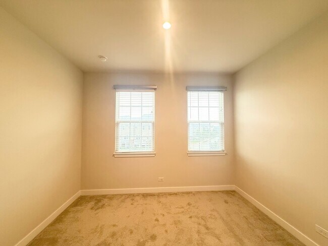 Building Photo - 772 Weller Dr