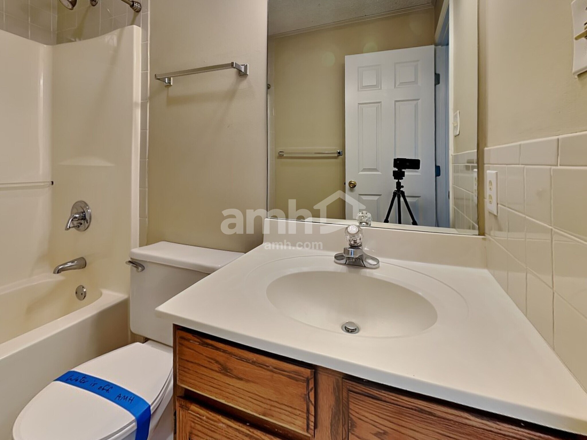 Building Photo - 5721 Jamaica Ln