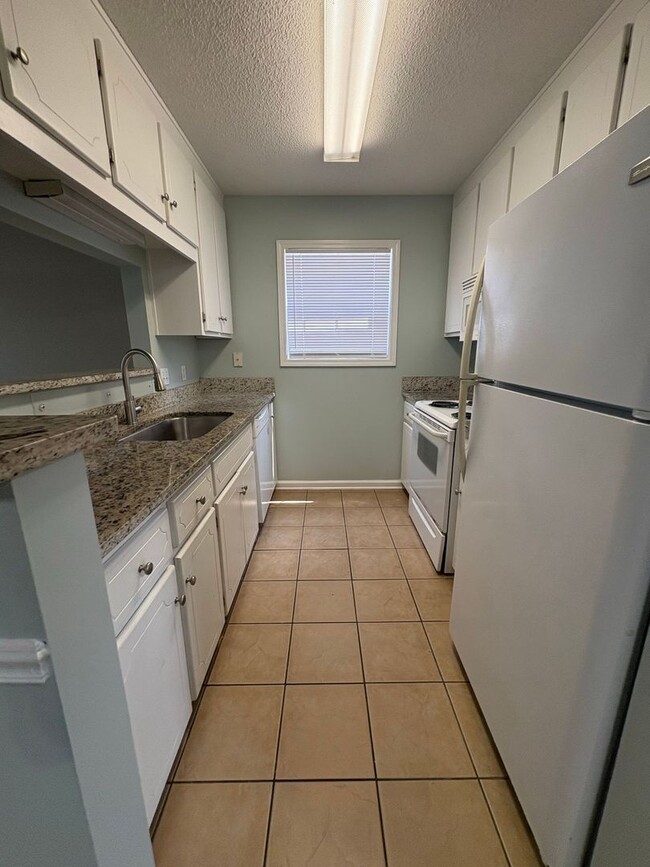 Building Photo - WAKEFIELD SUBDIVISION - Double Garage!  GRANITE COUNTERTOPS.