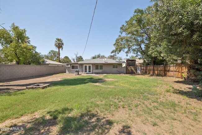 Building Photo - 1611 E Cedar St