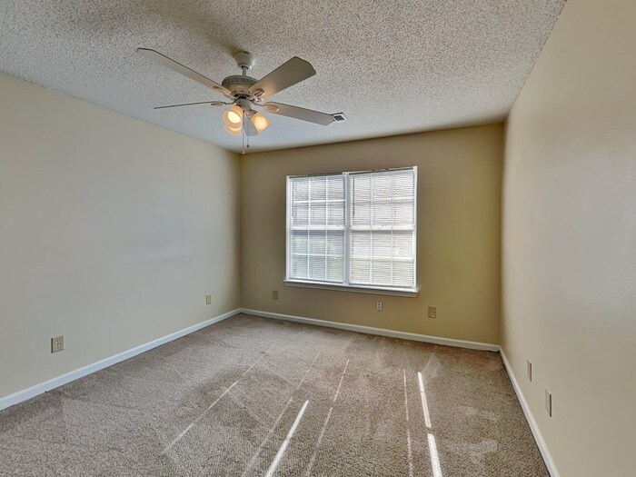 Building Photo - 114 Hampton Oaks Dr