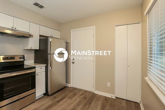 Building Photo - 3 Bedroom Pet-Friendly Home in Jacksonville, FL with Main Street Renewal