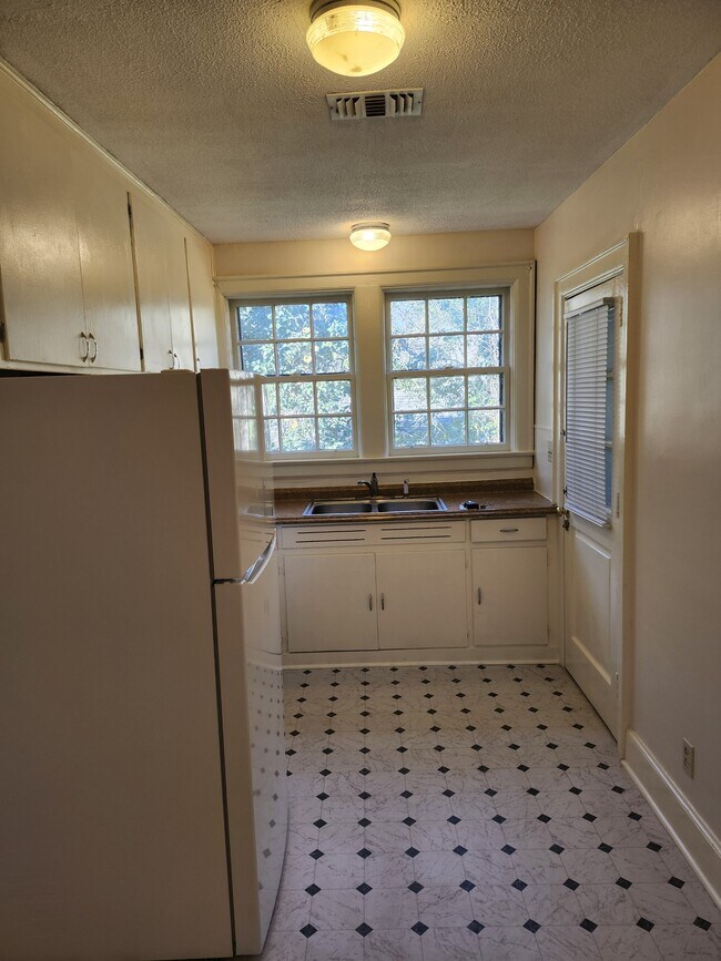 Building Photo - 1032 Felder Ave