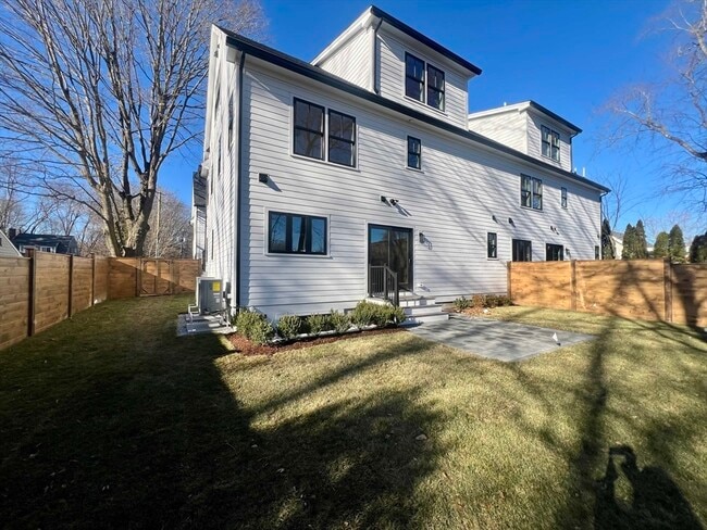 Building Photo - 10 Webber Ave