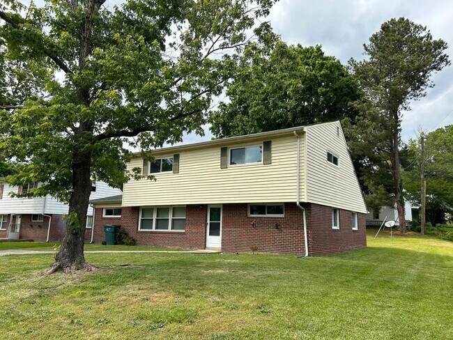 Building Photo - Spacious 4BR + Bonus Room – Available May 10! Regency Area!