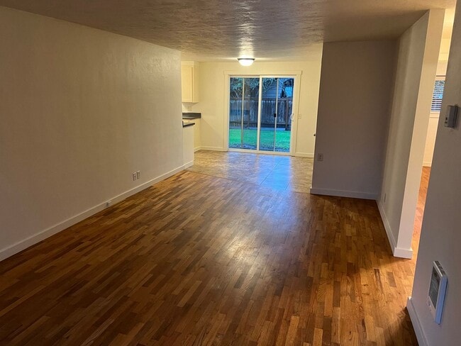 Building Photo - 2 Bedroom in N. Eugene