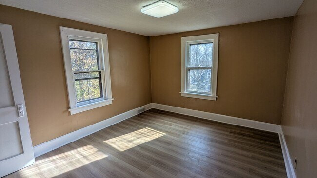 Building Photo - A charming 3-bedroom, 1.5-bathroom home located in the vibrant city of Akron