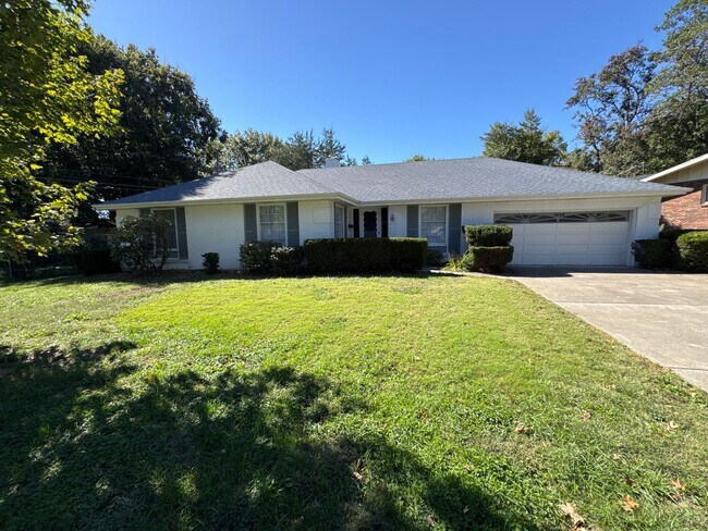 Building Photo - 3 Bedrooms! 2 Baths! 2 Living Areas! Southeast! Remodeled! $2395