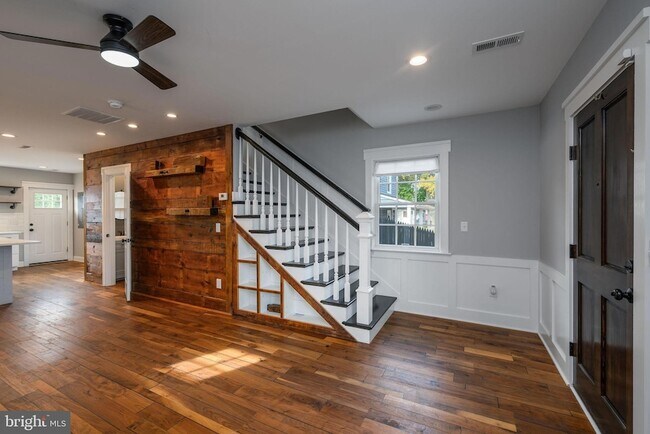 Building Photo - 608 Main St