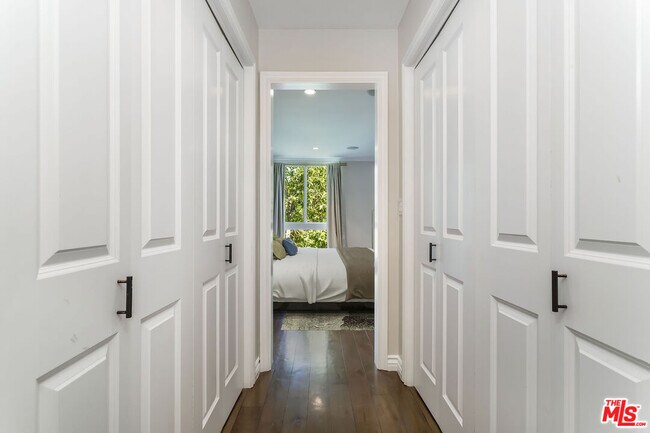 Building Photo - 906 N Doheny Dr