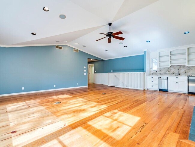 Building Photo - 404 Almarion Dr