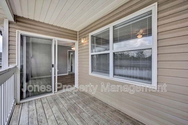 Building Photo - 301 Country Club Dr NE