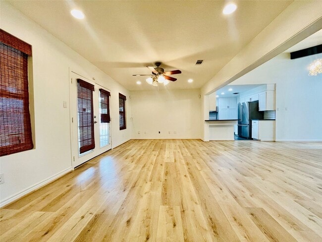 Building Photo - 1327 Moorhead Dr