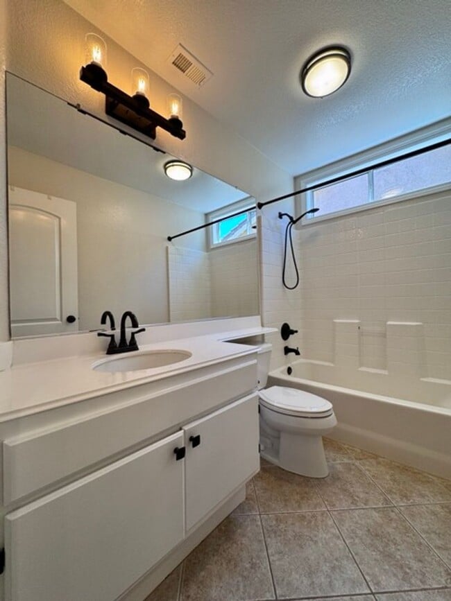 Building Photo - Available for LEASE! 3 bedroom 2 bathroom ...