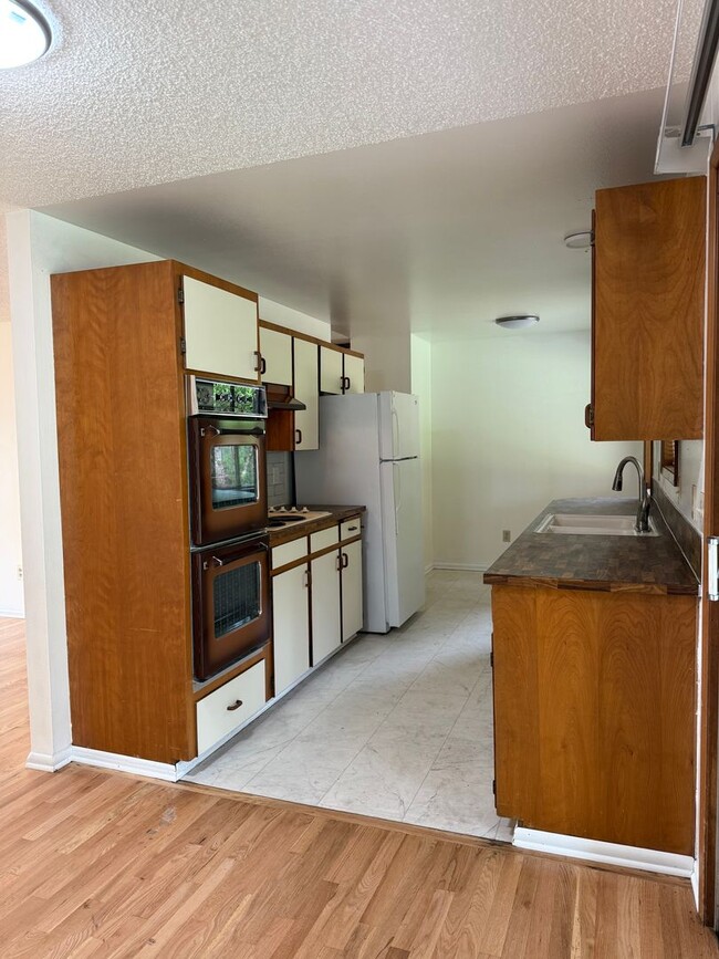 Building Photo - Great location in Milwaukie, OR! 3 bedroom 1 bath home with a large yard!