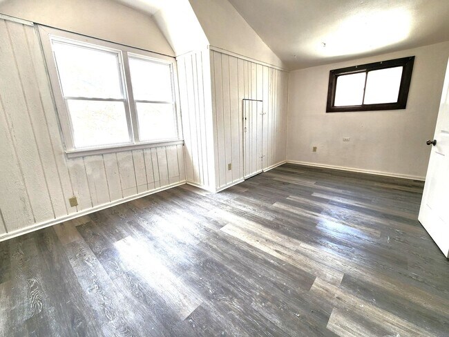 Building Photo - 5 bedroom single family - Available now!