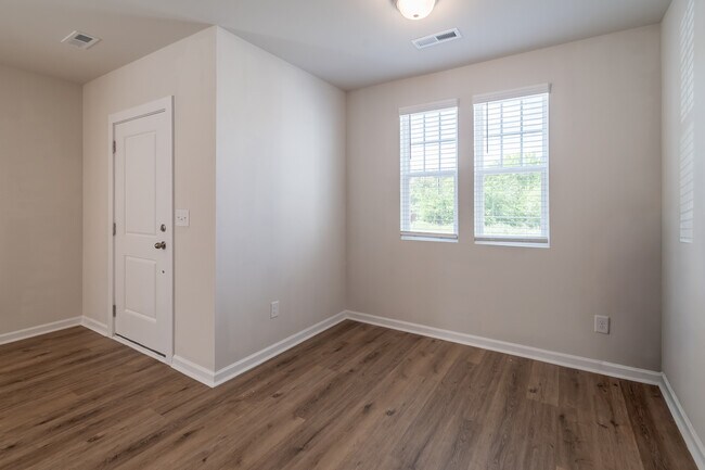 Building Photo - 223 Hoskins Ave Dr